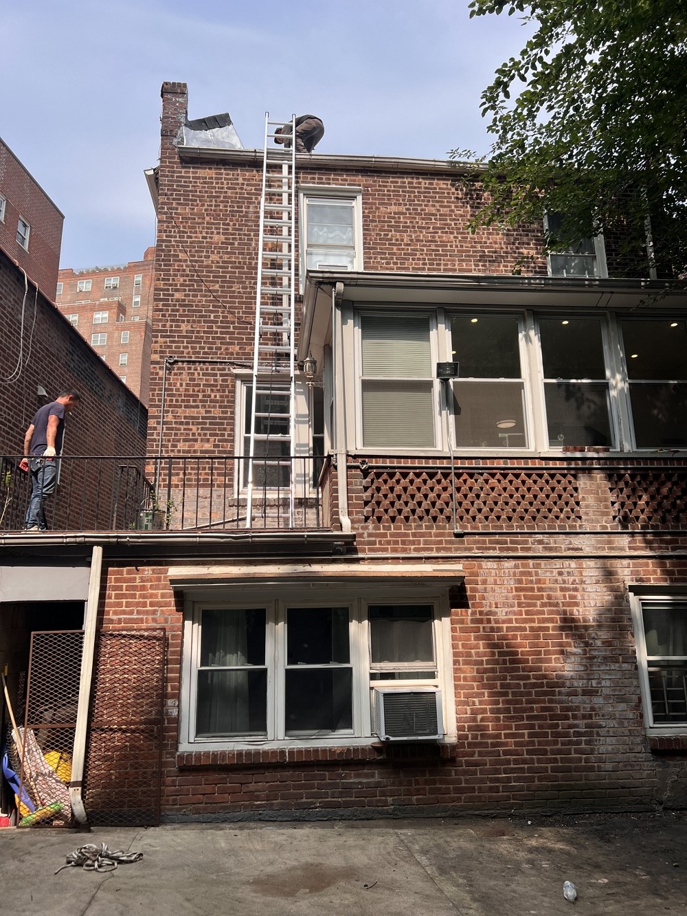 专业纽约屋顶维修推荐美东华屋顶公司 更换屋顶瓦片，急修房顶补漏，屋顶防水，清理水槽 长岛屋顶维修