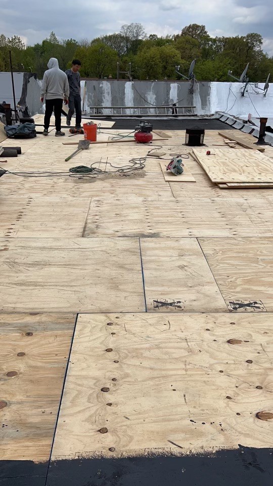 纽约长岛屋顶由优质材料制作成，屋顶板承受屋顶瓦片