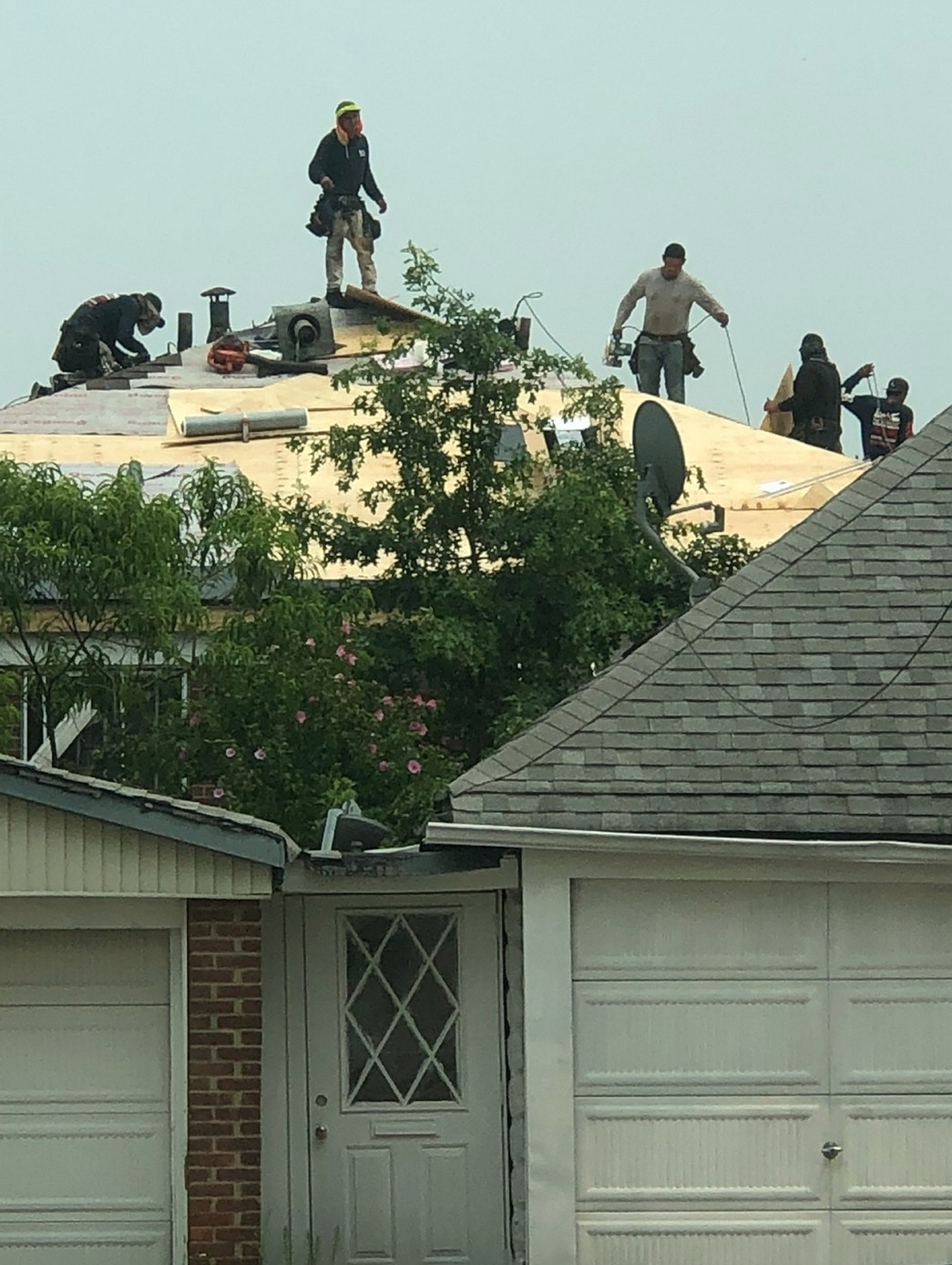 纽约仁辉南通屋顶公司是屋顶维修加固的首选，屋顶防水，屋顶安装，承包各种屋顶维修翻新项目