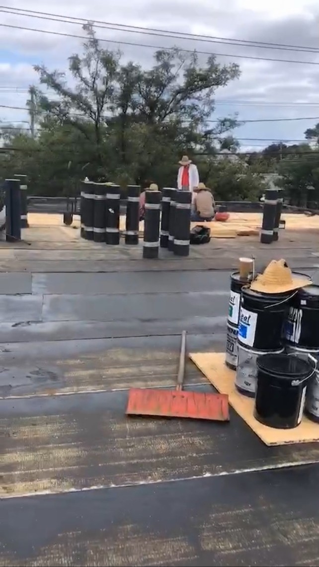 屋顶公司修理屋脊和屋顶的加固防水施工