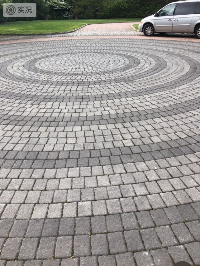 使用高质量石砖精心设计和铺设的庭院广场