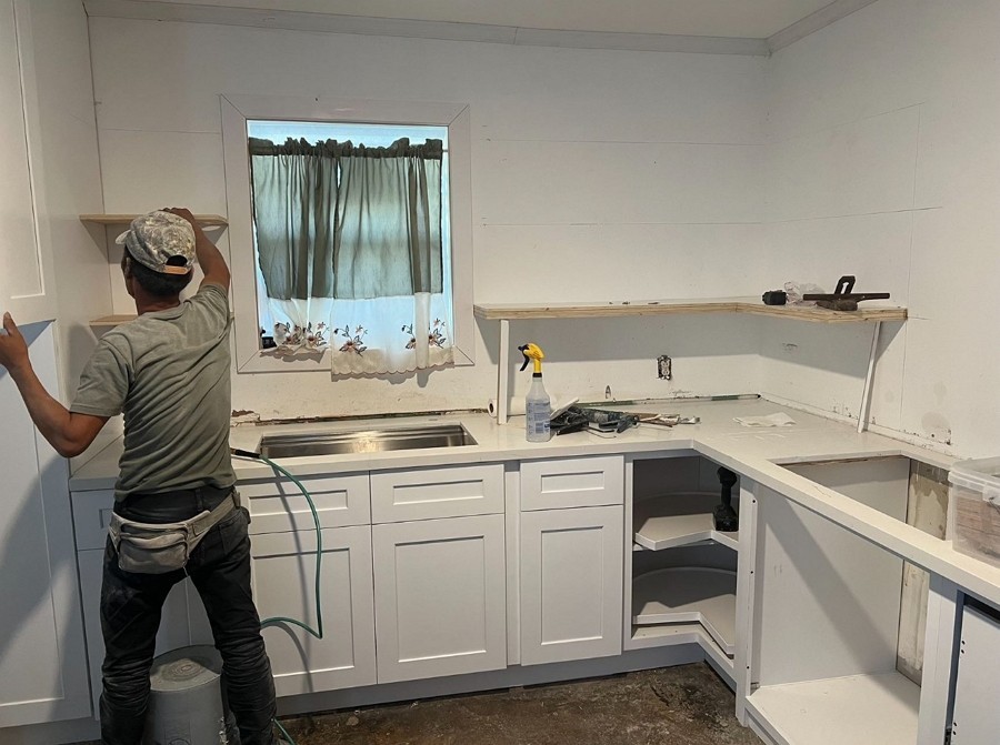 扬州装修张师傅多年木工经验 安装门窗和壁橱