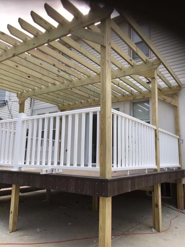 纽约建筑装修公司制作露台， 使用高质量防水木材