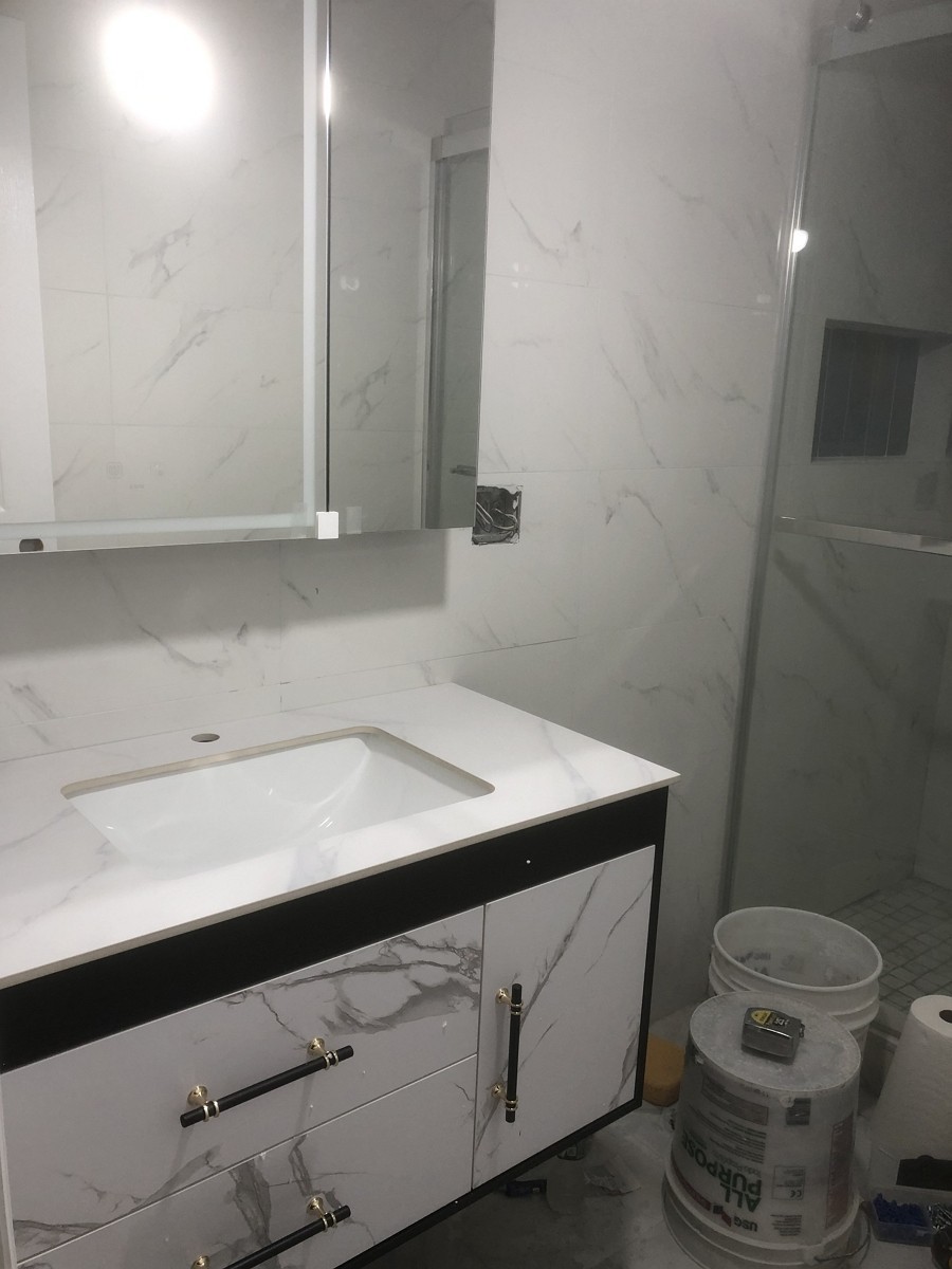 室内装修-安装浴室台面，安装新玻璃淋浴间-图1