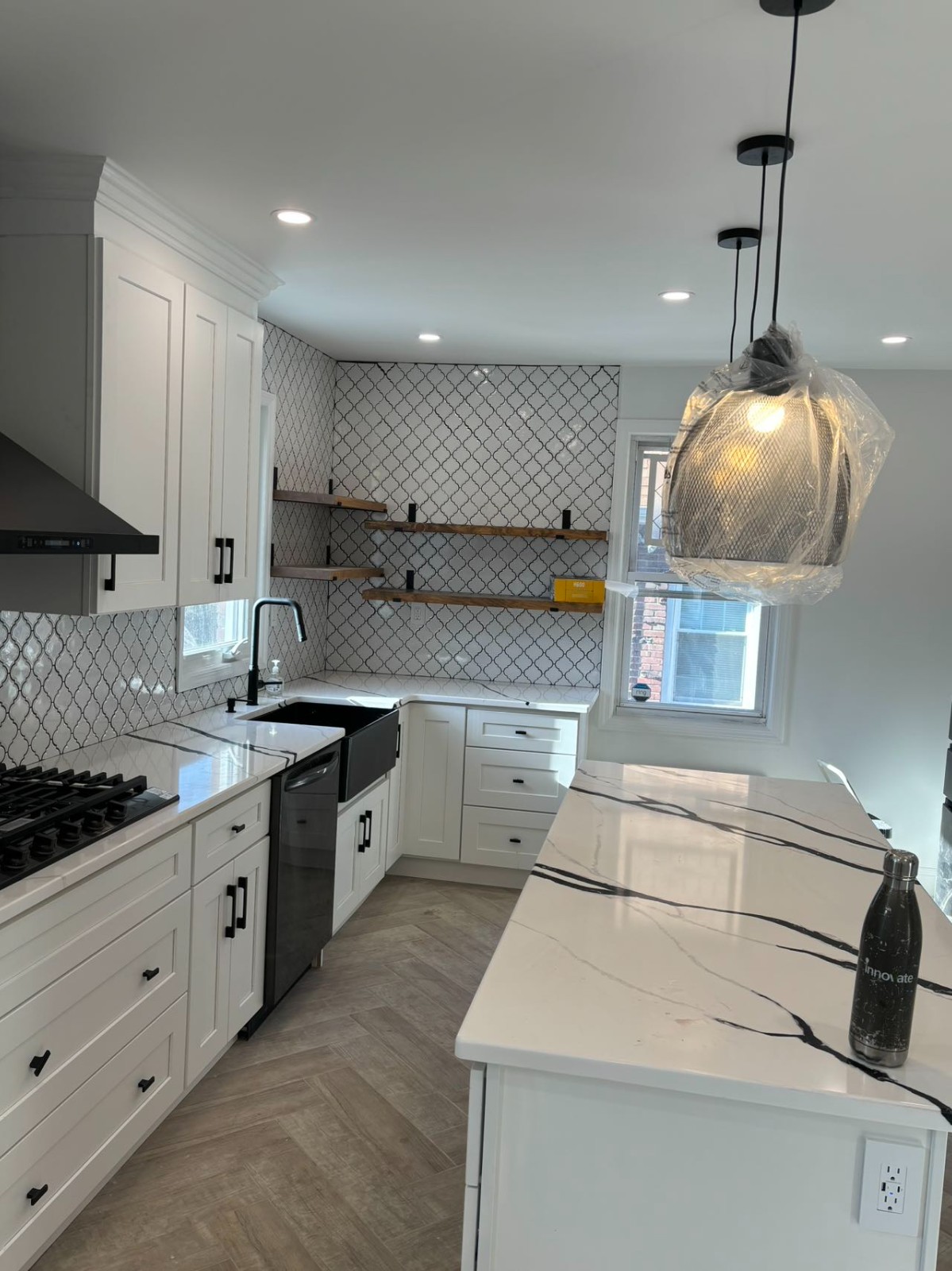 精雅装修公司，精做家庭住宅装修，店铺/餐馆装修，500万保险，开工纸资质，厨房浴室，土木水电，大小工程