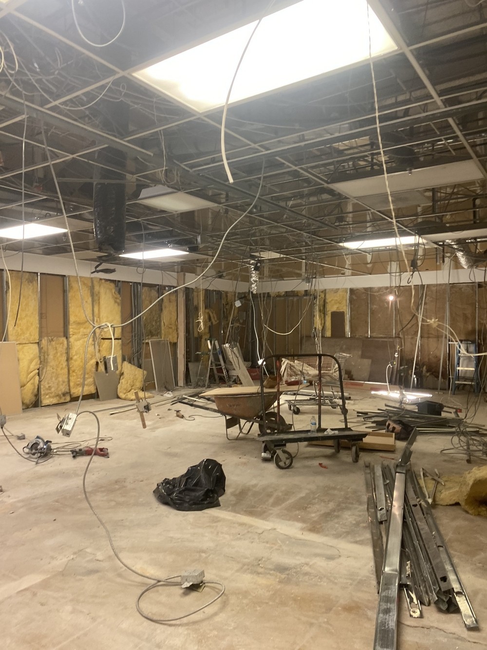 好运装修公司承接店铺和餐馆装修，办公室/诊所装修，家庭住宅加建改建装修，联系朱师傅