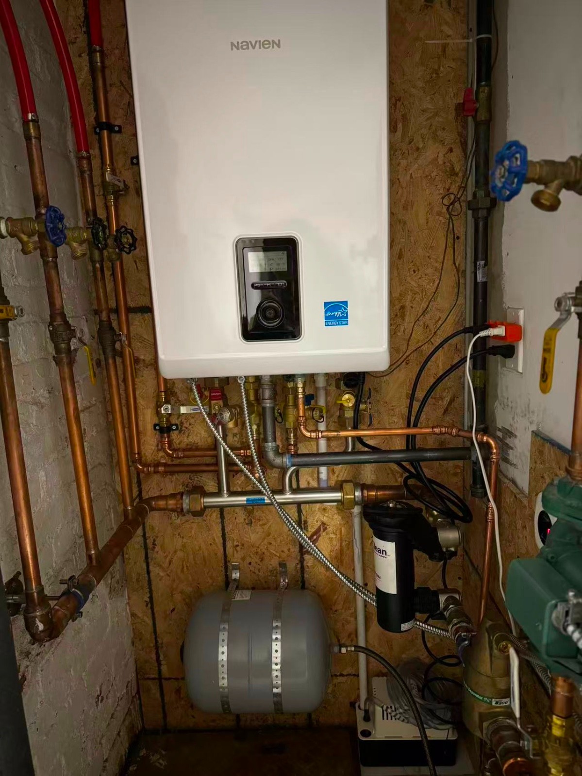 凯文冷暖水电公司承接暖气炉/中央空调安装维修，处理各种冷暖水电疑难杂症