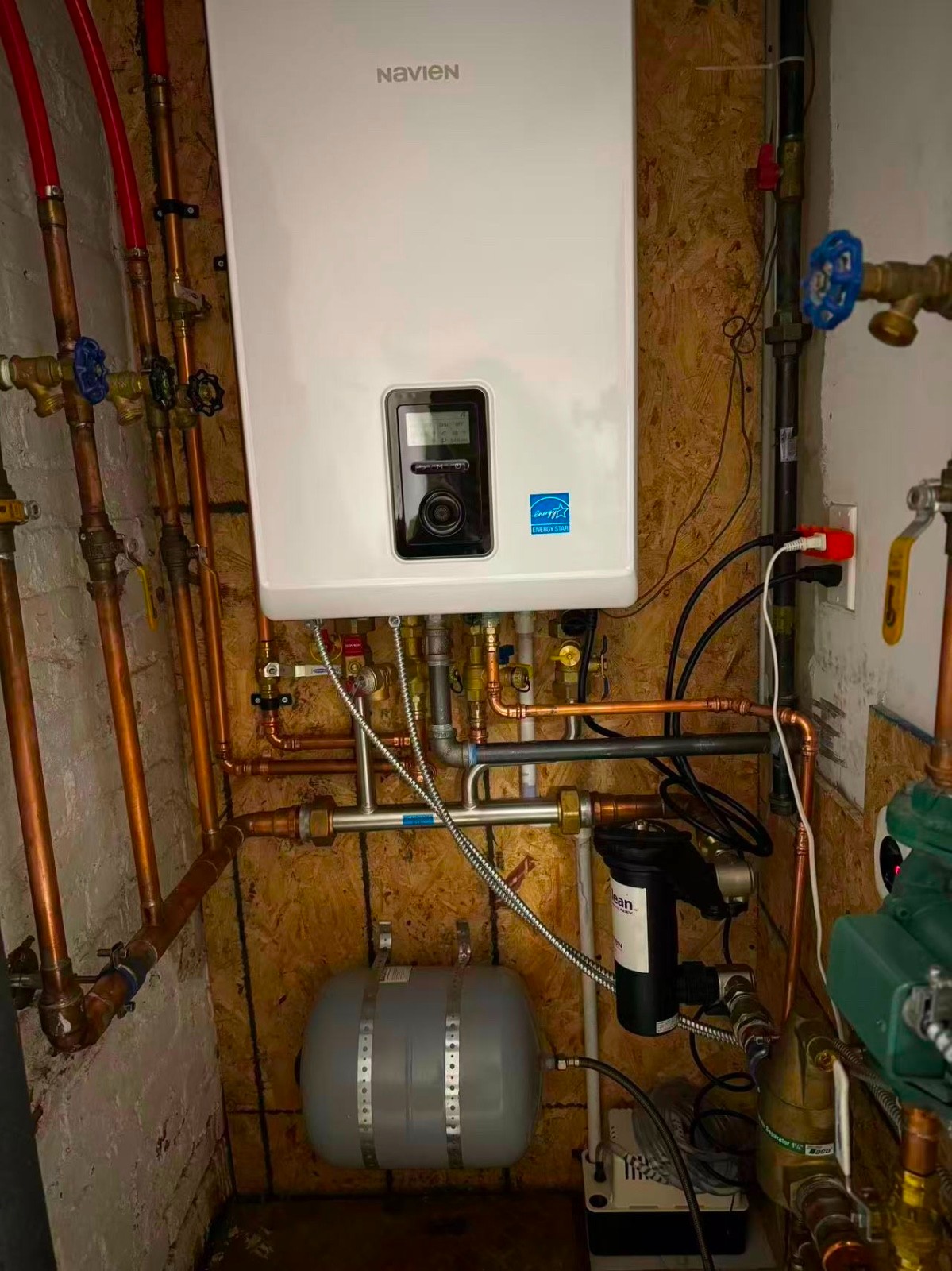 凯文冷暖水电公司承接曼哈顿热水炉/暖气炉/空调安装维修，处理冷暖水电疑难杂症