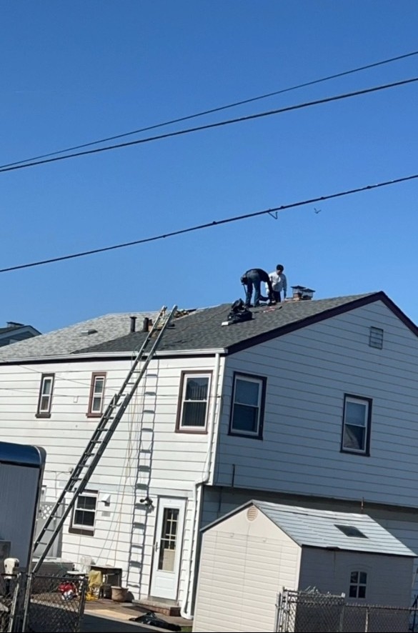 华新屋顶公司承接各类瓦片屋顶装修项目，沥青瓦，石板瓦等翻新维修，斜顶平顶专业防水处理