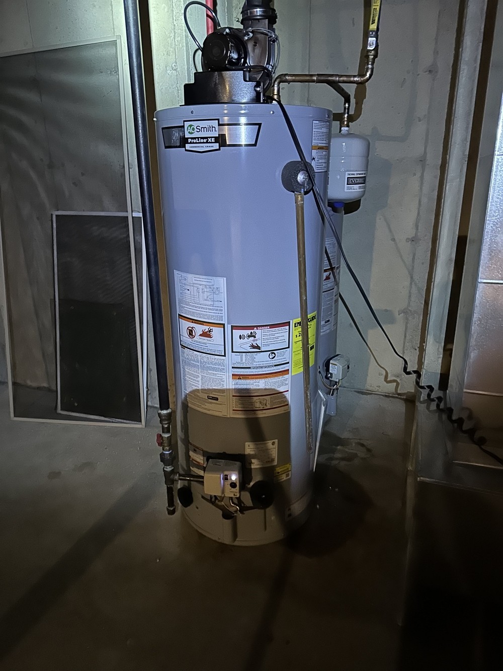 飞鸿冷暖公司专业空调维修安装HVAC服务，菜箱冻库码柜，修换热水炉/马达抽风修理安装 冷暖水电维修