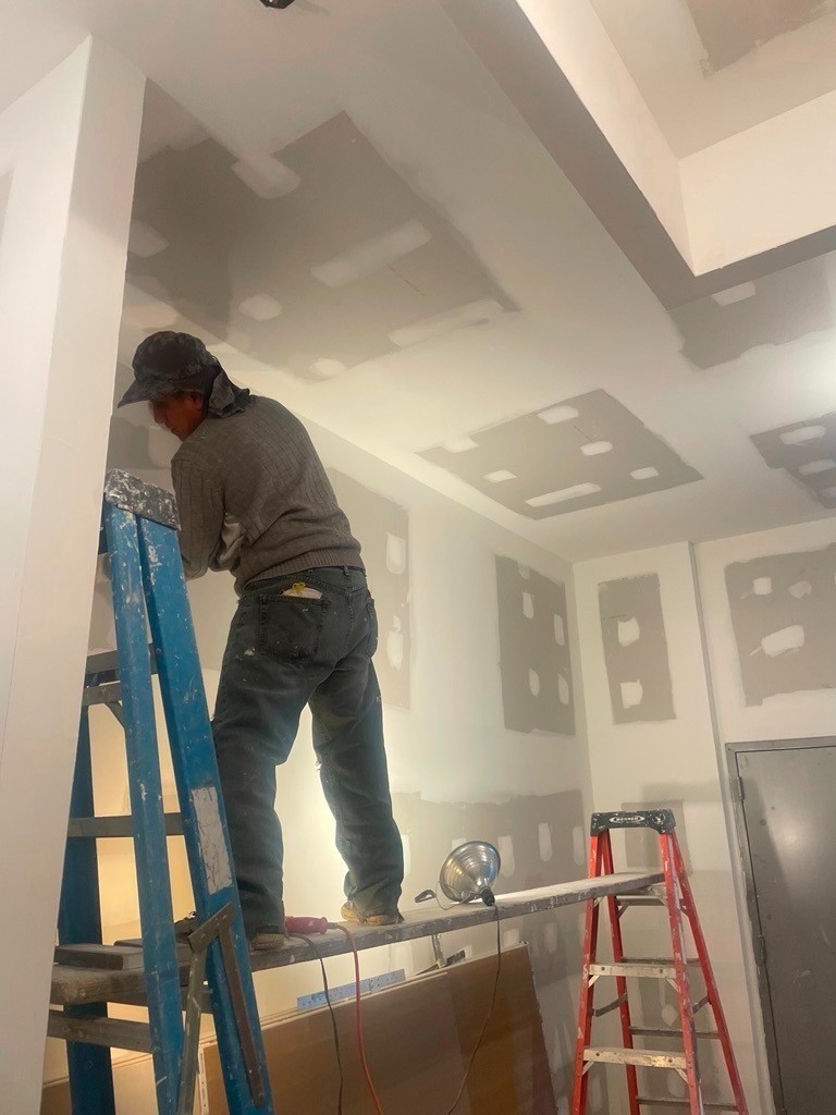 纽约万能门窗公司 安装换新窗户， 大门， 地板打磨， 抛光， 专业安装地砖