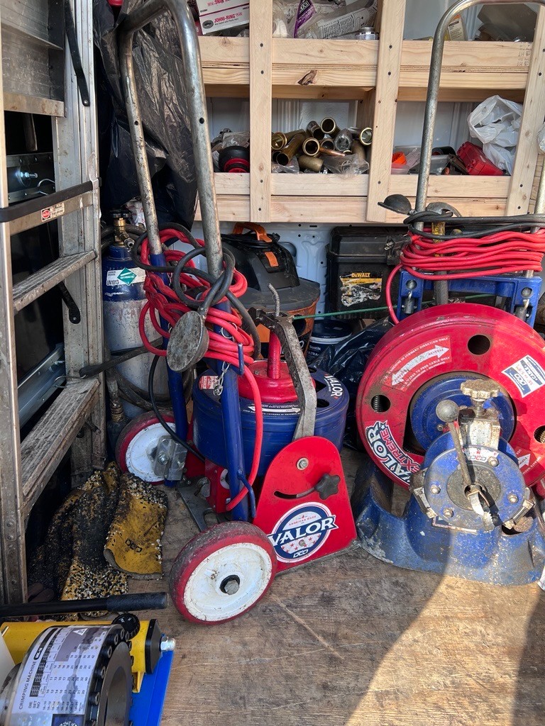 华盛通管公司 专业疏通下水道堵塞， 高压清洗管道中树根、油污等杂物，热水炉维修更换、水泵隔油箱