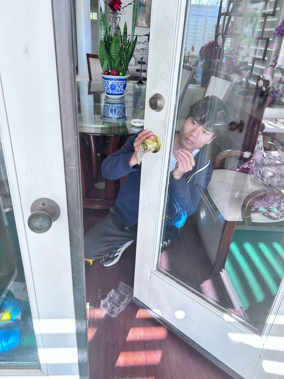 专业开锁换锁修锁装锁，换玻璃，修店铺玻璃门修推拉门，修窗户