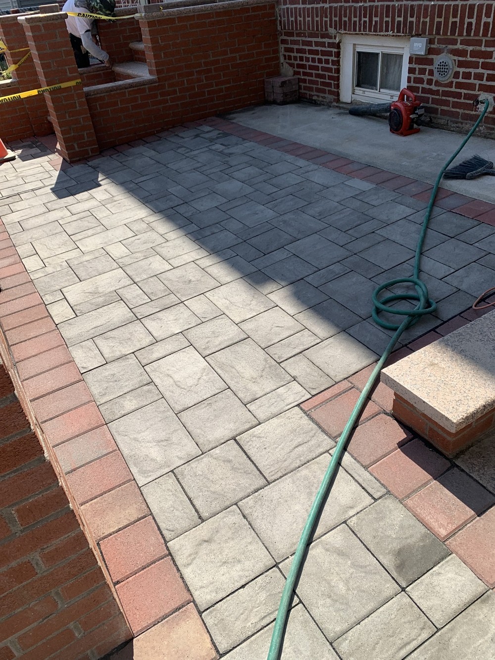 纽约庭院园林装修 石头台阶，石砖走道， 水泥车道 -图1