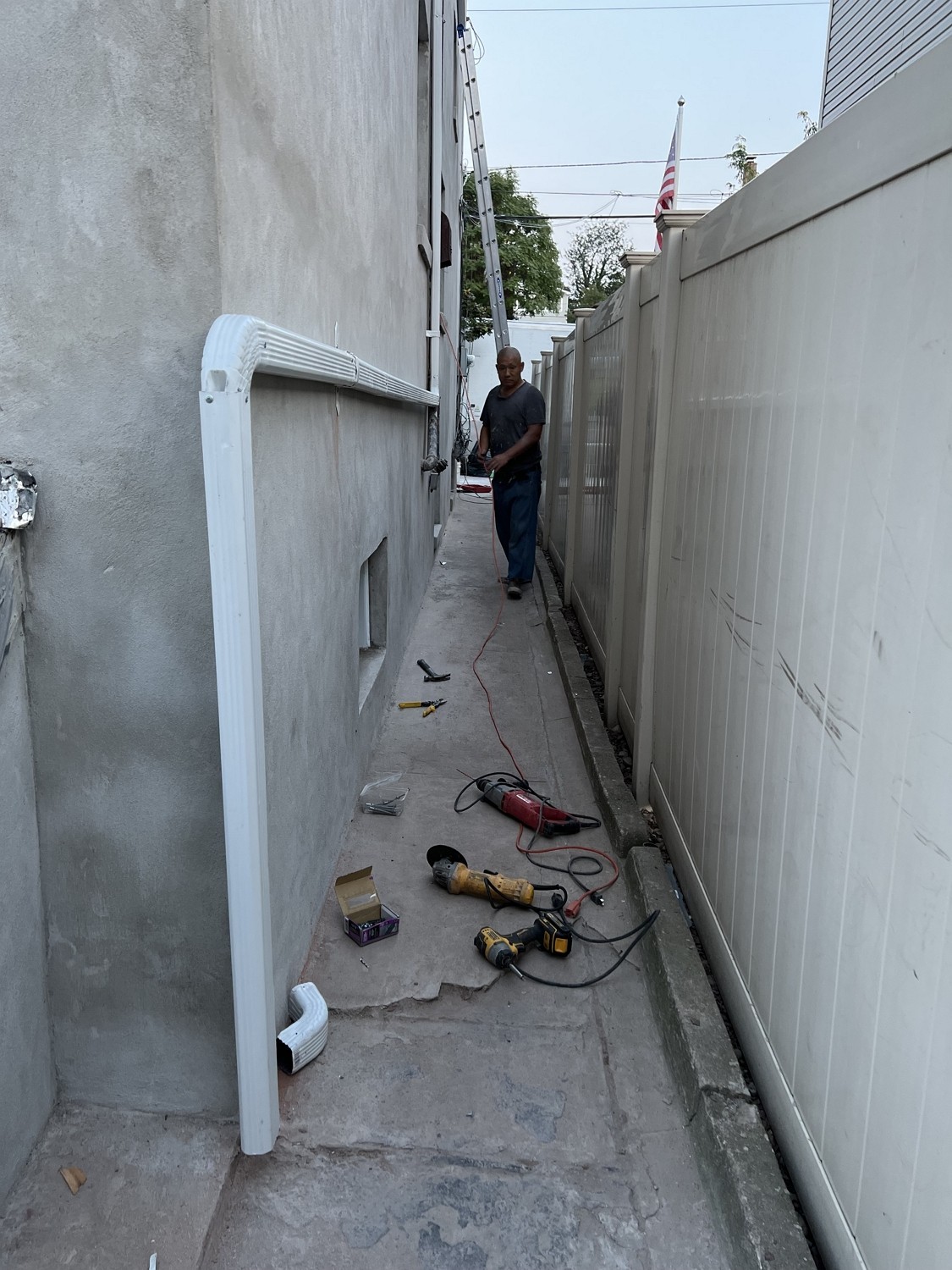 纽约美东庭院装修公司 庭院改造 制作围栏 走道铺石砖 水泥车道 砍伐枯树 修剪树枝 装修师傅 免费上门估价