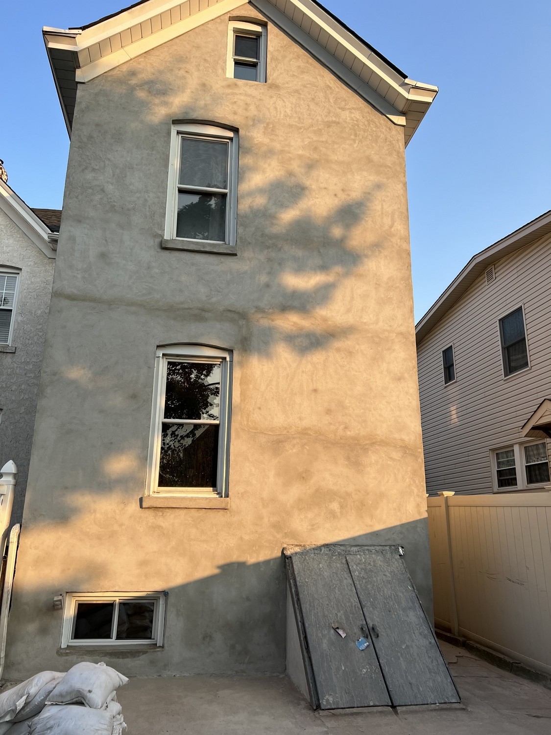 纽约艺美庭院园林公司的专业服务 砍伐枯树，修剪树枝，制作围墙围栏 露台走道 石砖铺路 水泥车道 免费估价