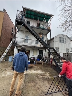 全心全意装修公司高质量安装门窗 让老房保温节能，更加美观， 让房子保值升值