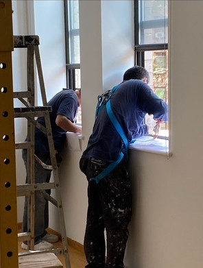 全心全意装修公司高质量安装门窗 让老房保温节能，更加美观， 让房子保值升值