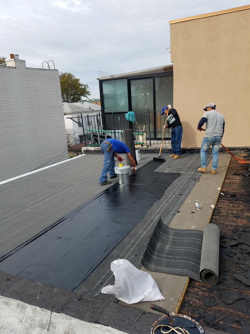 Shari Construction 专业屋顶公司，精专屋顶维修，屋顶翻新，多种类型屋顶，砖瓦或橡胶板瓦片 免费估价