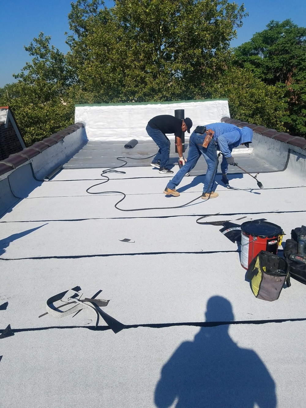 纽约屋顶翻新，屋顶维修 - 精专平面屋顶，斜拱形屋顶，砖瓦或橡胶板瓦片等，有执照保险