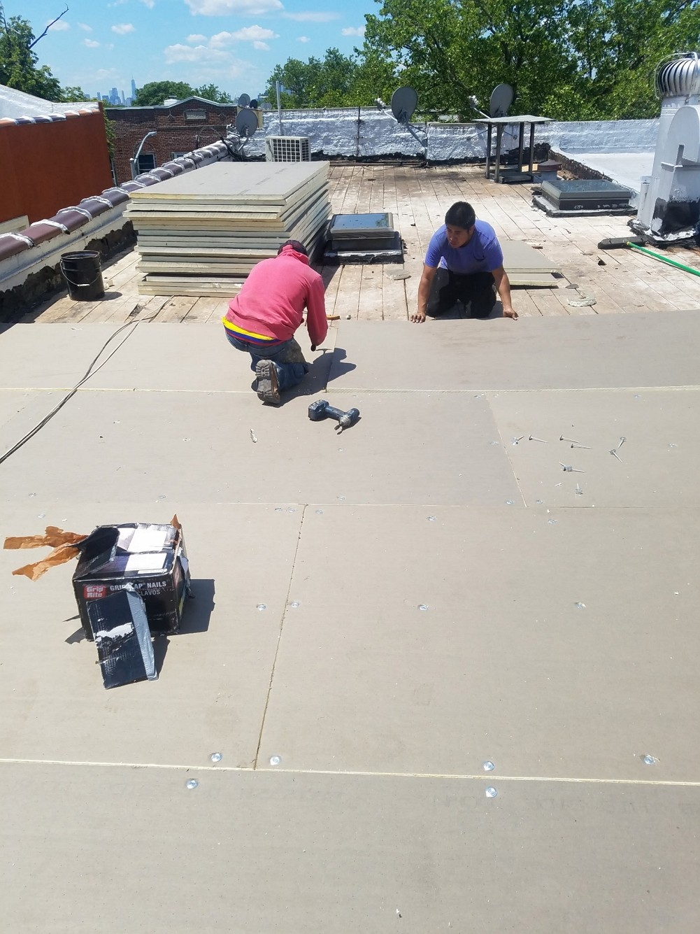 纽约屋顶翻新，屋顶维修 - 精专平面屋顶，斜拱形屋顶，砖瓦或橡胶板瓦片等，有执照保险