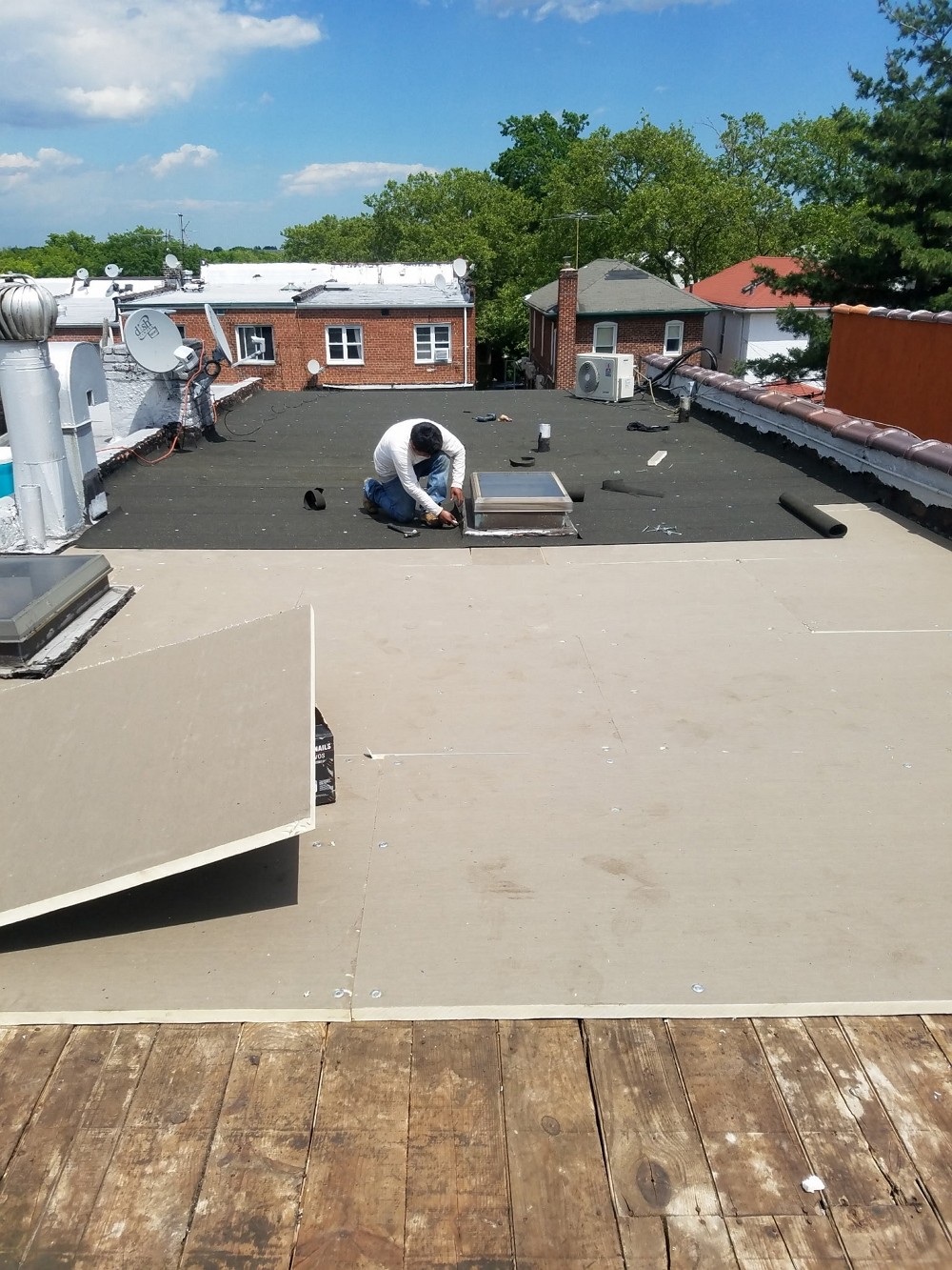 纽约屋顶翻新，屋顶维修 - 精专平面屋顶，斜拱形屋顶，砖瓦或橡胶板瓦片等，有执照保险