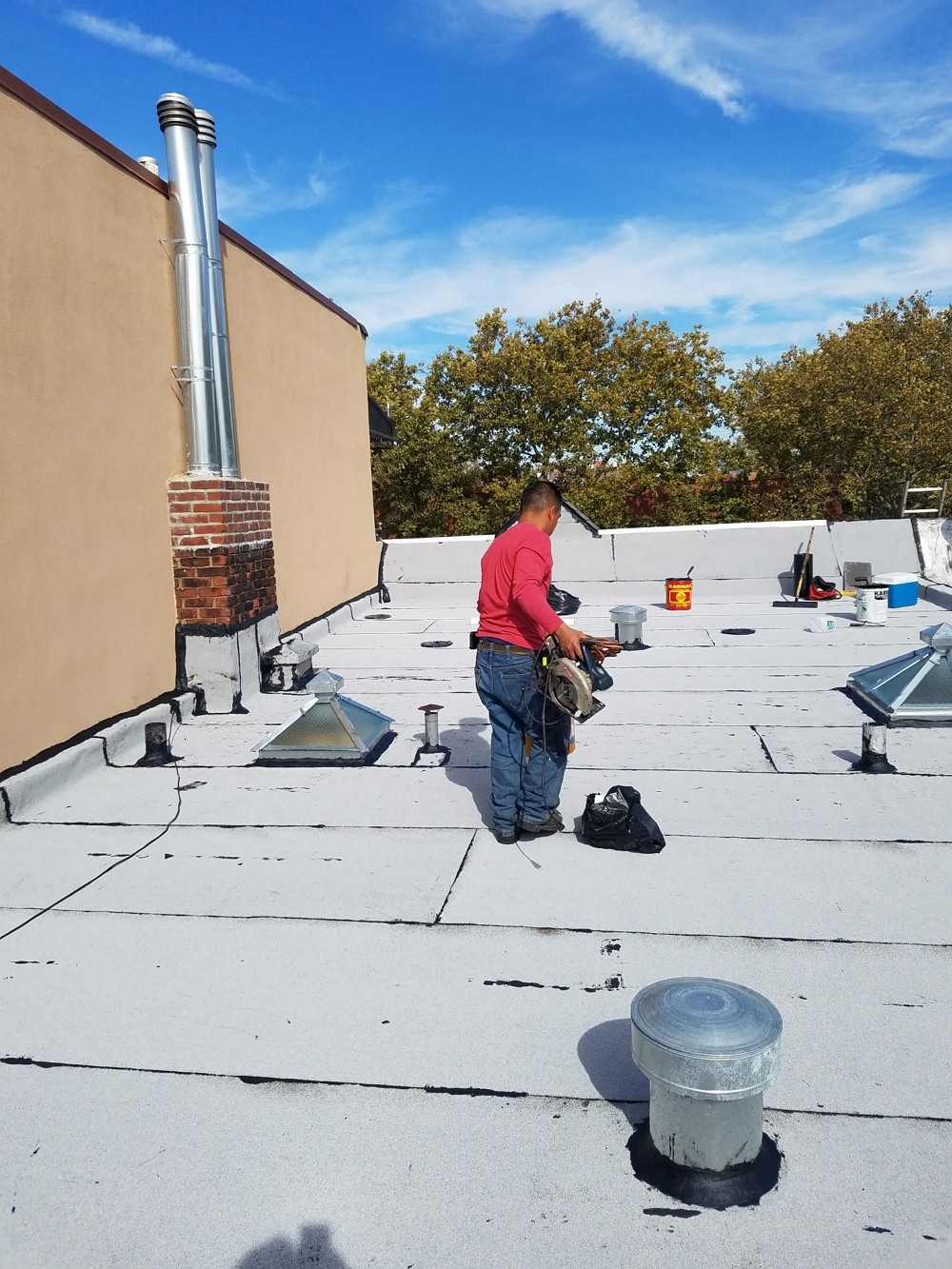 纽约屋顶翻新，屋顶维修 - 精专平面屋顶，斜拱形屋顶，砖瓦或橡胶板瓦片等，有执照保险