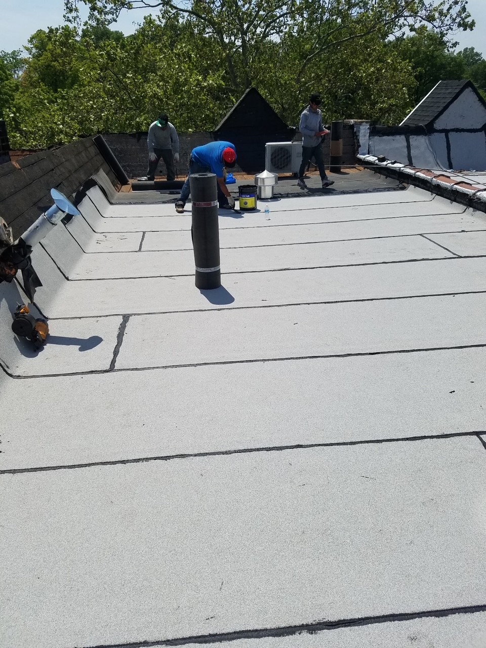 纽约屋顶翻新，屋顶维修 - 精专平面屋顶，斜拱形屋顶，砖瓦或橡胶板瓦片等，有执照保险