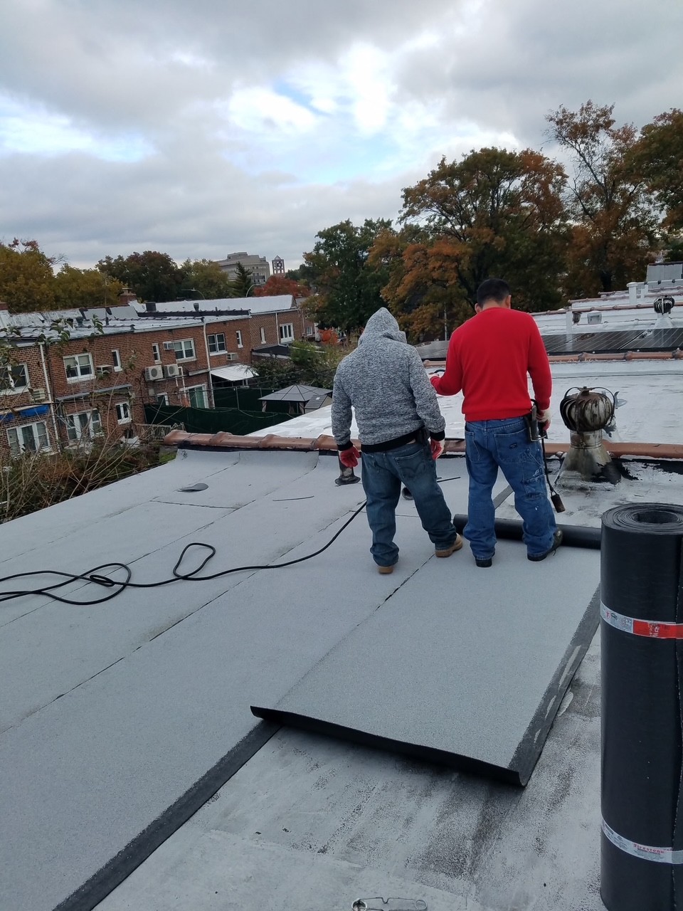 纽约屋顶翻新，屋顶维修 - 精专平面屋顶，斜拱形屋顶，砖瓦或橡胶板瓦片等，有执照保险