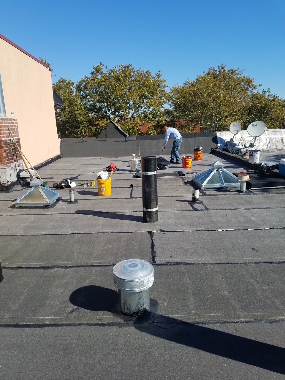 纽约屋顶翻新，屋顶维修 - 精专平面屋顶，斜拱形屋顶，砖瓦或橡胶板瓦片等，有执照保险