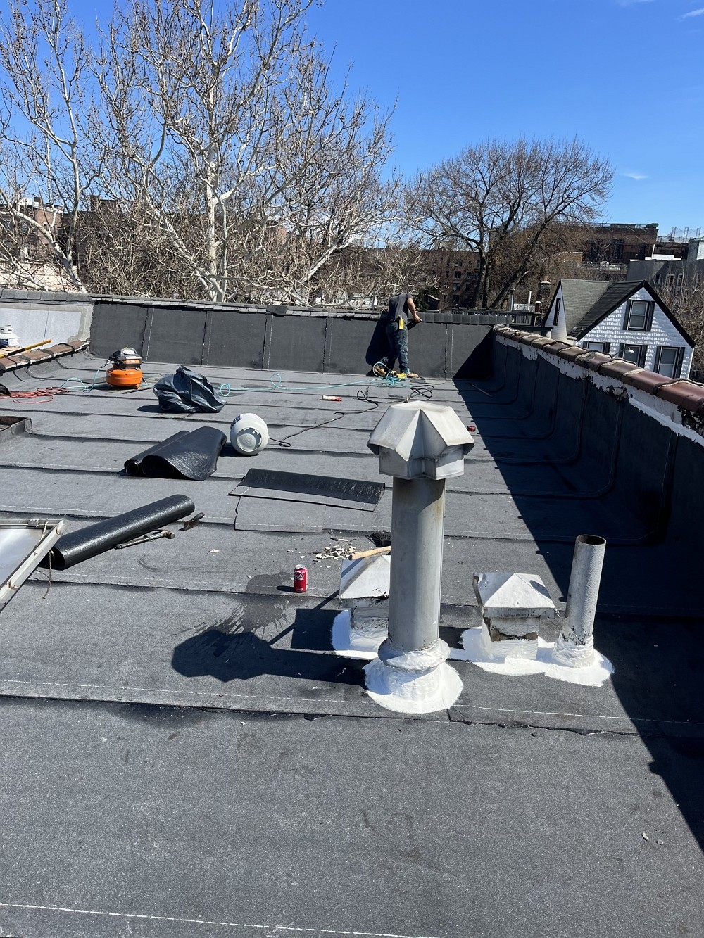 美东华屋顶公司提供曼哈顿屋顶安装维修，屋顶修补漏水，急修屋顶问题，更换屋顶瓦片，安装屋顶防水层