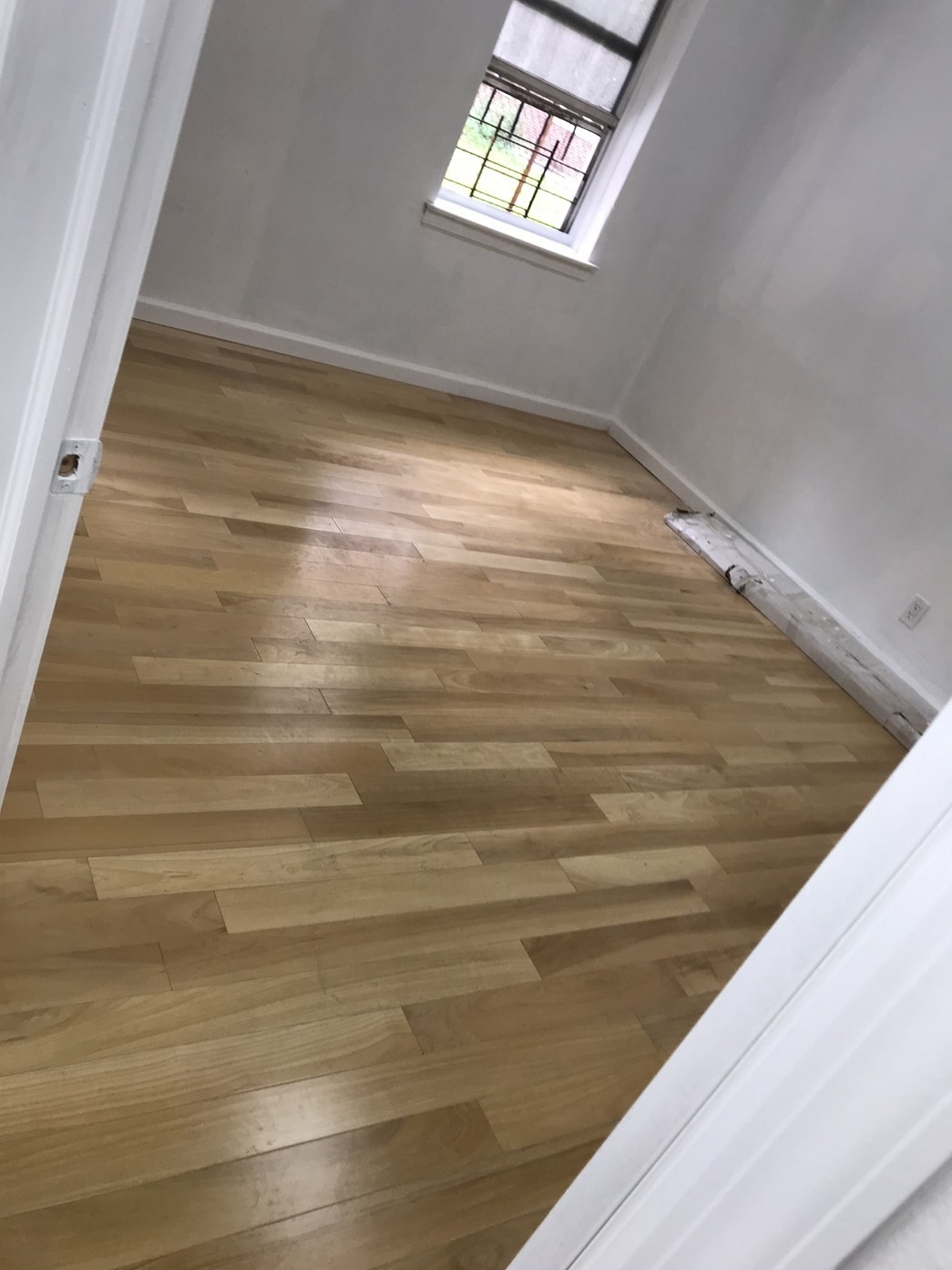 丽华装修倪师傅 专业安装定制门窗 换窗换门，装修住宅和店面门窗，室内厨房浴室，地板油漆，木工壁橱