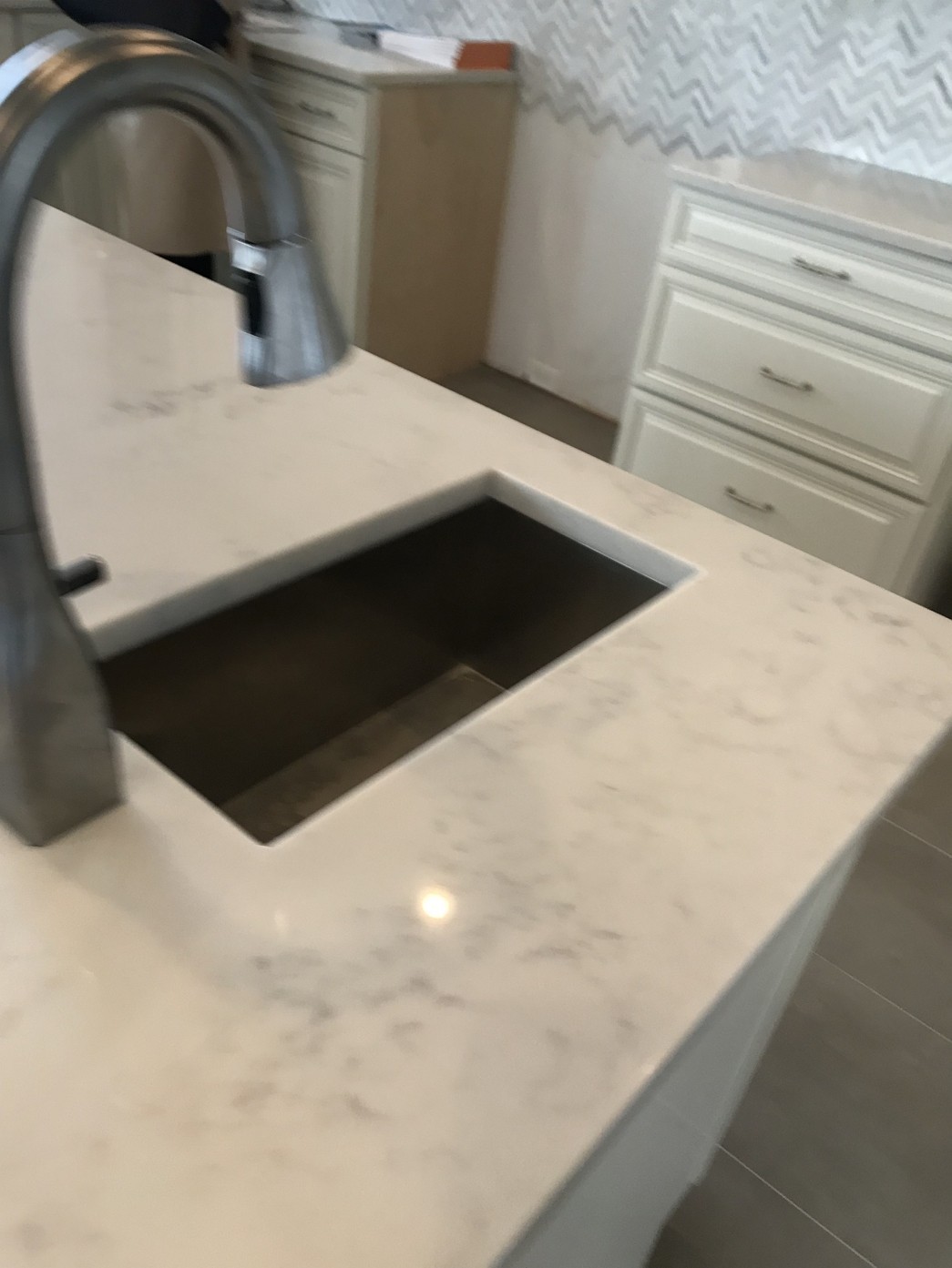 长岛房屋室内外装修，厨房浴室翻新，庭院装修，新地板安装，油漆粉刷，瓷砖门窗，木工水电水泥