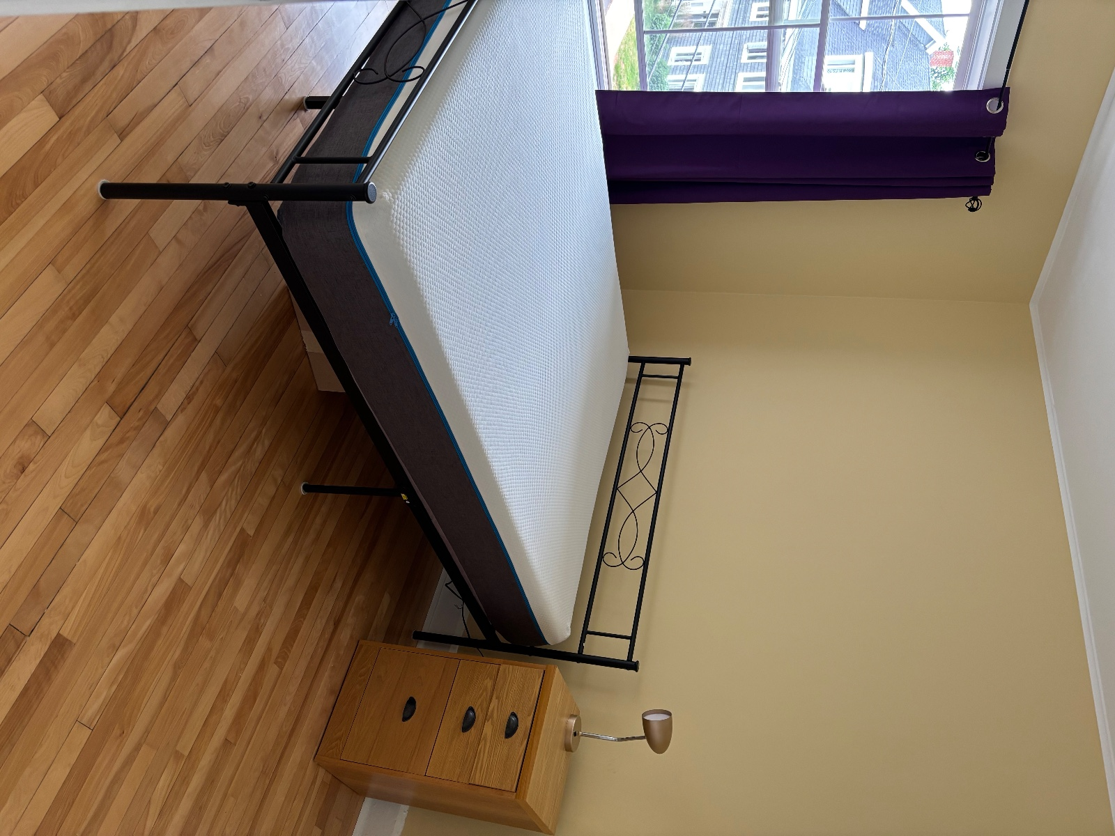 Queen 床，床垫，床头柜，台灯