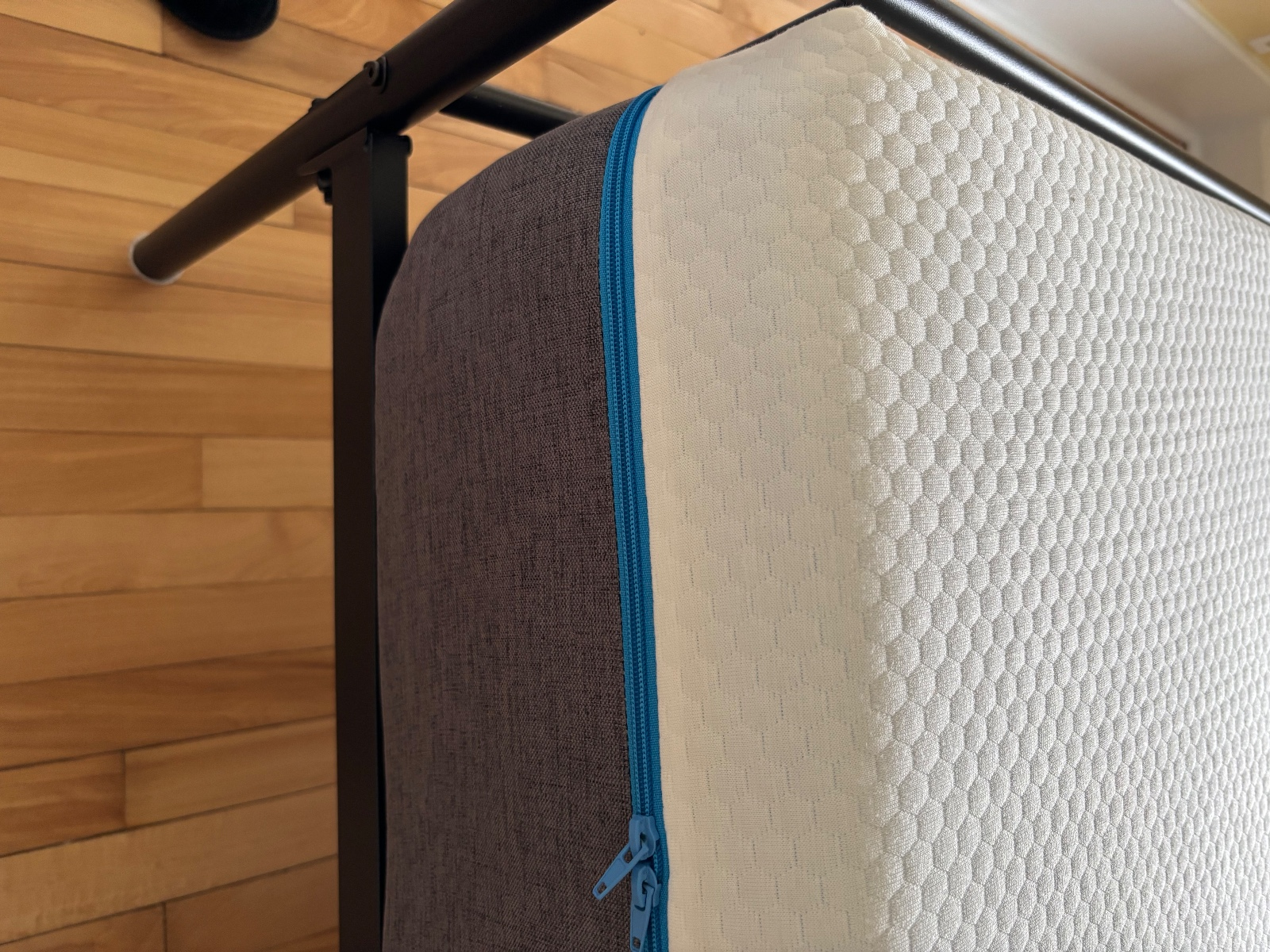 Queen 床，床垫，床头柜，台灯