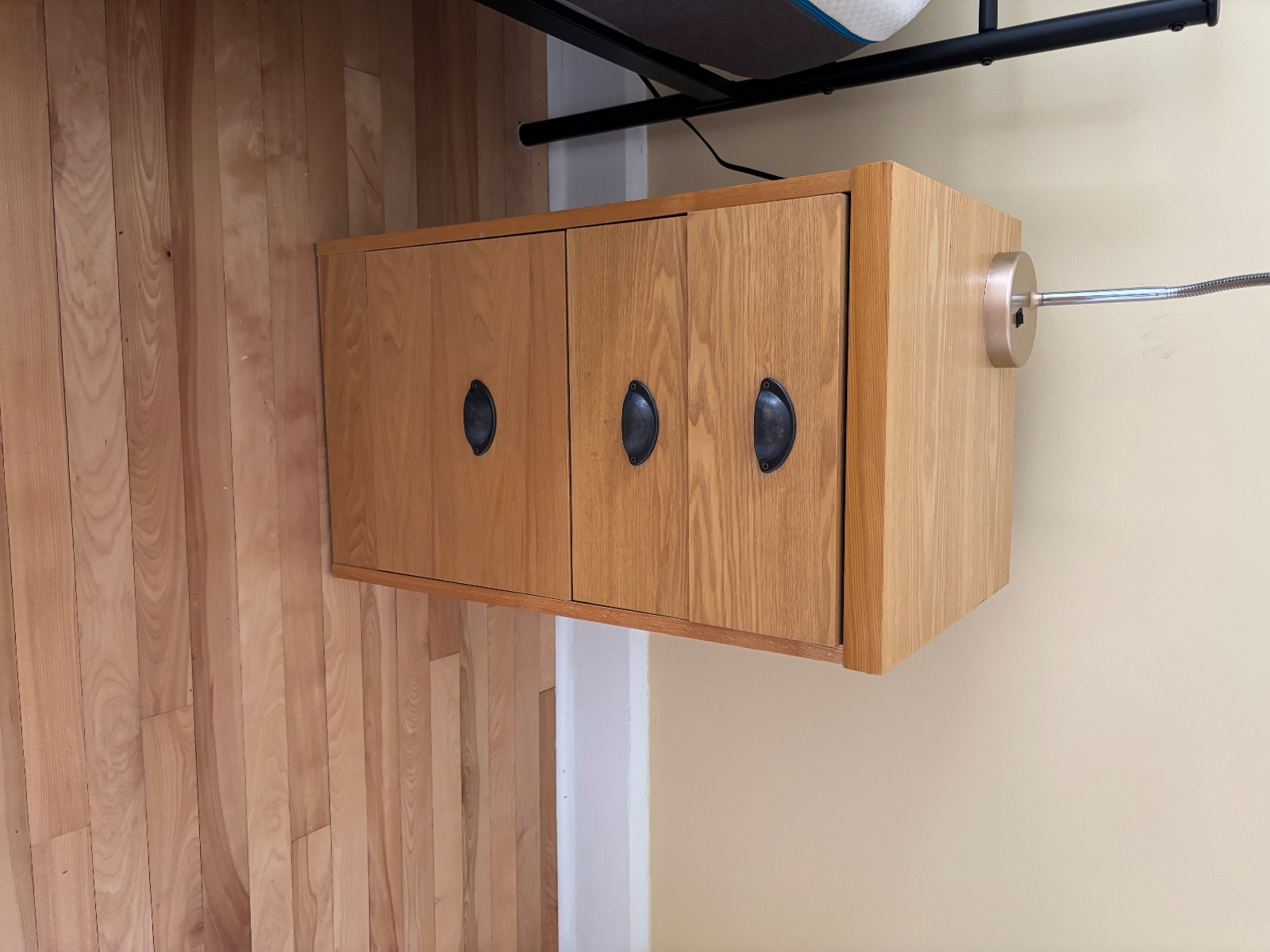 Queen 床，床垫，床头柜，台灯