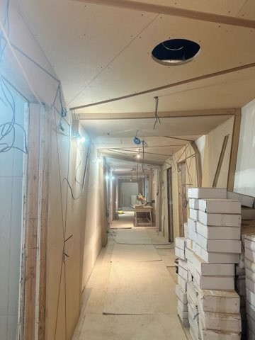 旭日装修公司承接纽约长岛房子室内外装修，厨房浴室/瓷砖地板/门窗翻新，庭院改造，水电/泥水，免费估价