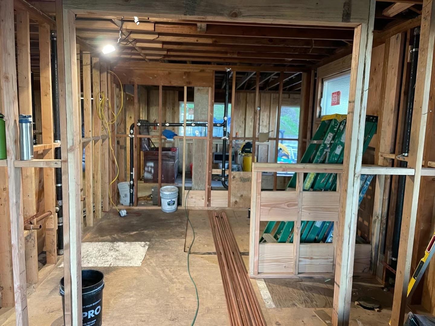 专业翻新厨房浴室有多年经验，房屋加建改建， 木地板安装，庭院装修翻新，免费估价