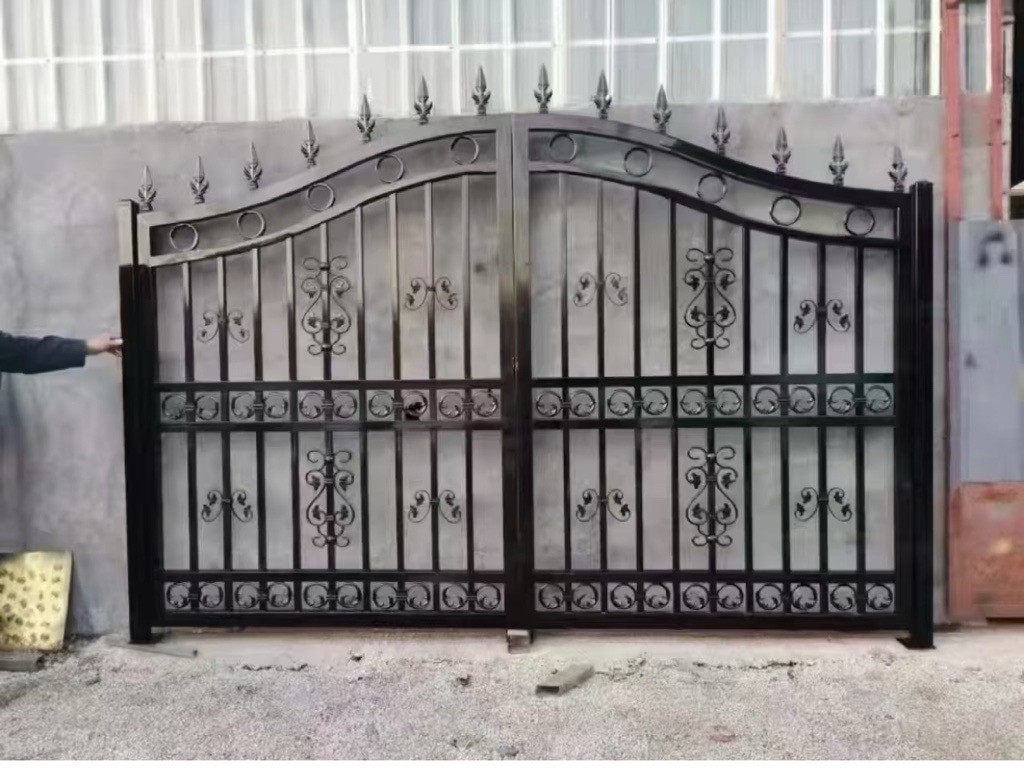 庭院铁门安装，铁艺围墙围栏安装，防盗门，防盗墙安装 - 找天鼎铁艺制作公司，精湛铁艺门窗安装工艺