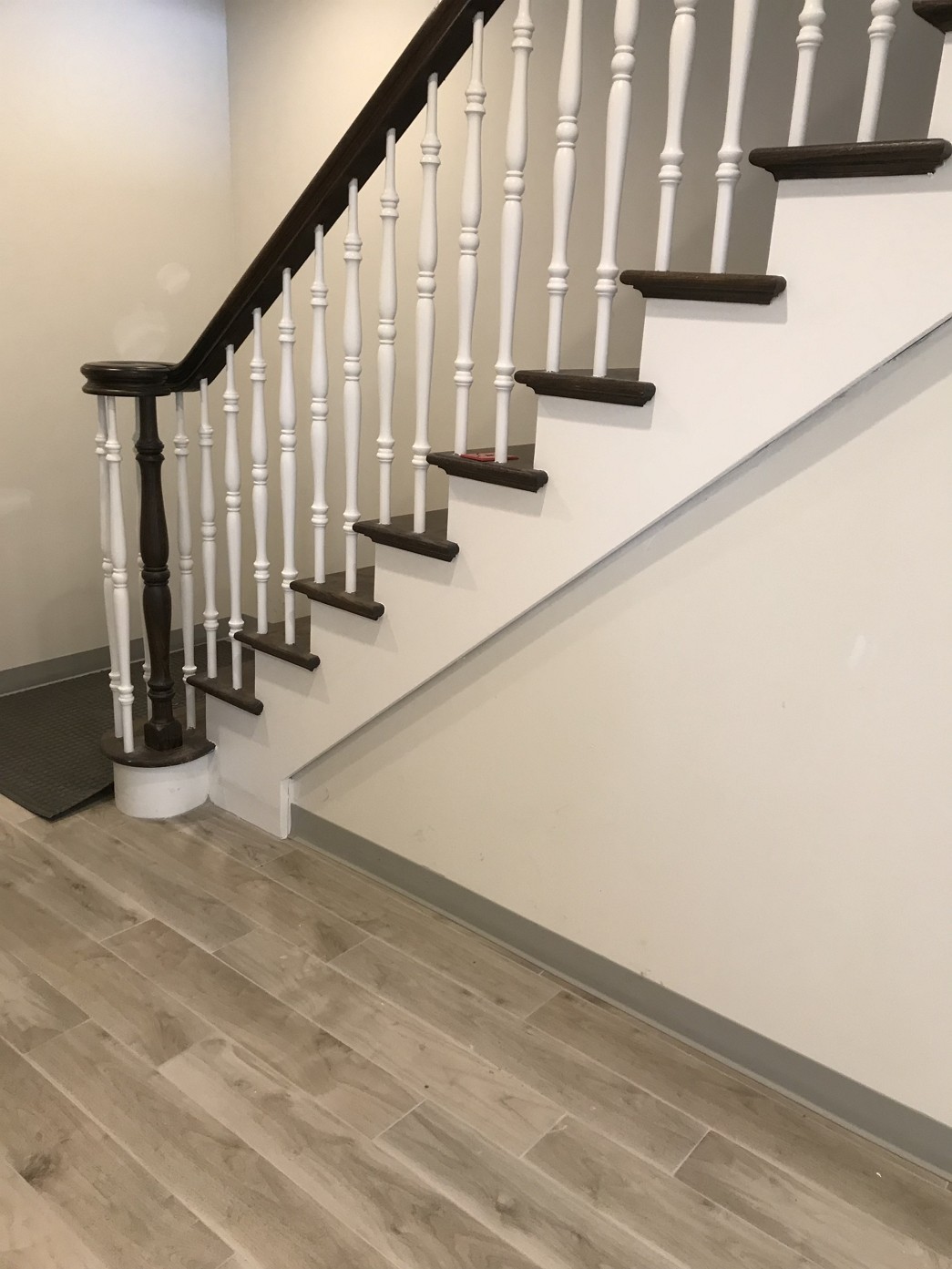 丽华装修公司做住宅加建改建项目，房屋加层，地板瓷砖门窗安装，木工水电等室内外装修