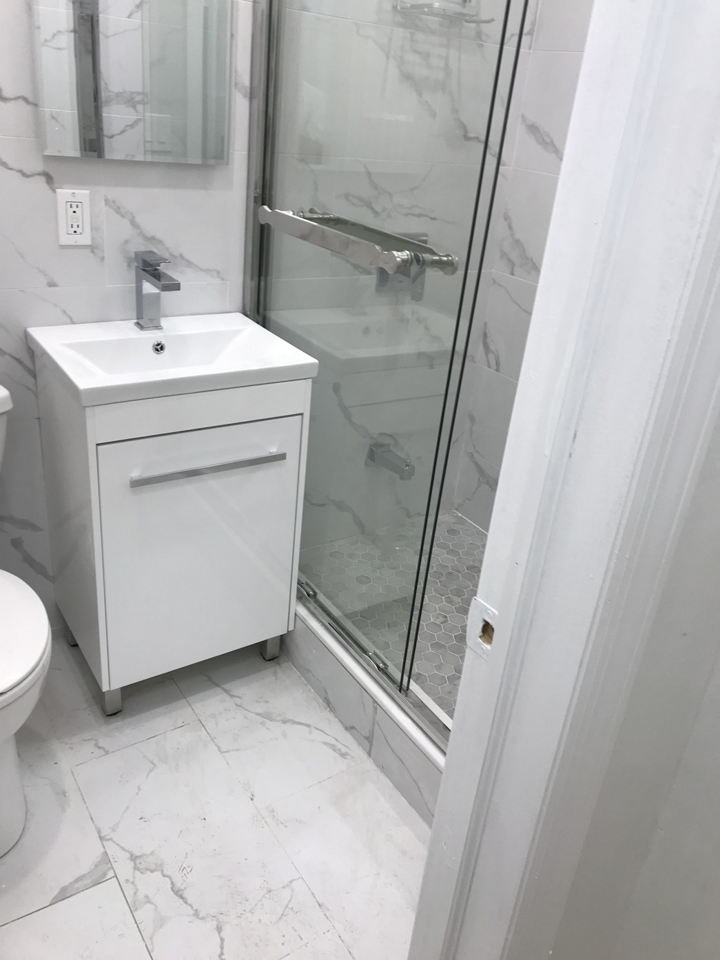 丽华装修公司做住宅加建改建项目，房屋加层，地板瓷砖门窗安装，木工水电等室内外装修