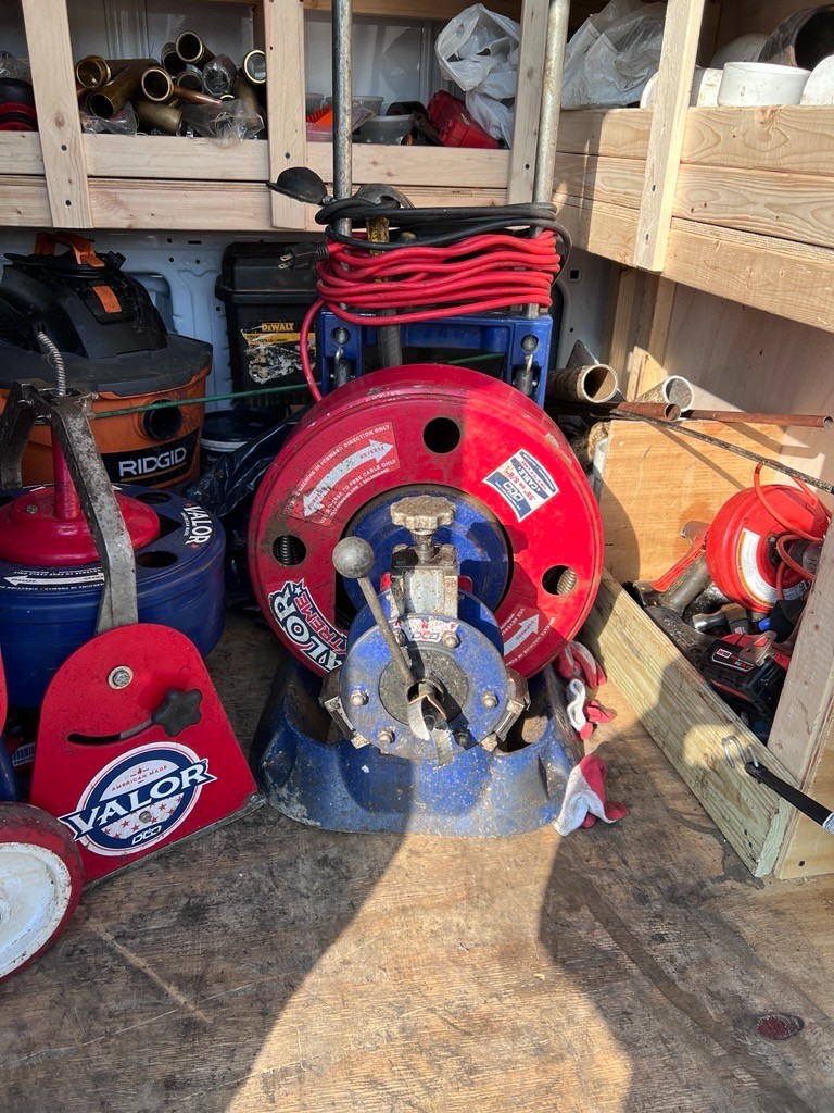 华盛通管公司承接曼哈顿疏通下水道堵塞,高压清洗管道中树根、油污等杂物,热水炉维修更换、水泵隔油箱