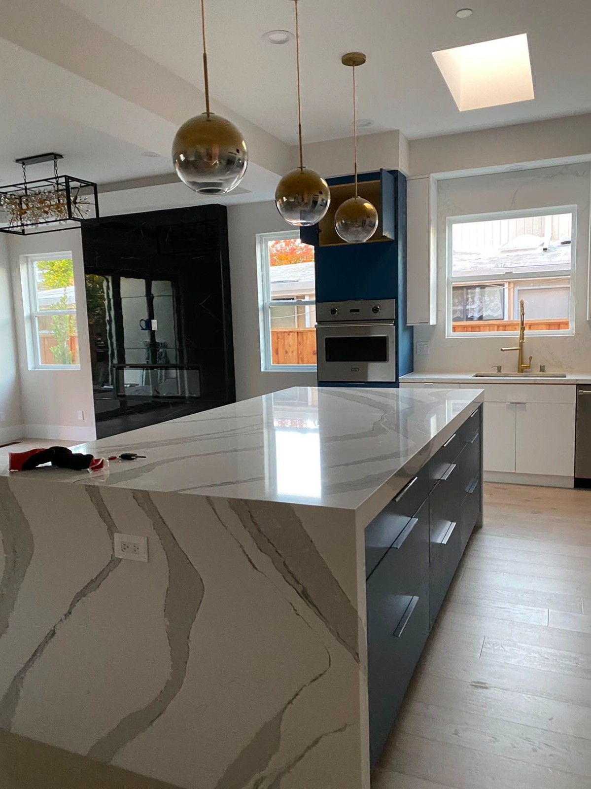 洛杉矶建筑装修公司承接店铺办公室装修，公寓和住宅加建改建，厨房卫生间装修，免费估价