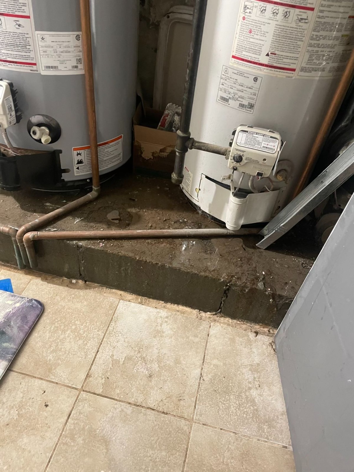 实达水管維修公司承接通修水管，水管維修，专业修理水管并疏通下水道，包通水管，急修漏水，修换热水炉