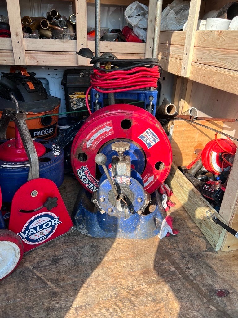 华盛通管公司，疏通下水道堵塞，高压清洗管道树根油污等杂物，安装热水炉水泵，隔油箱