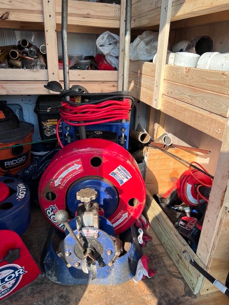 华盛通管公司，疏通下水道堵塞，高压清洗管道树根油污等杂物，安装热水炉水泵，隔油箱