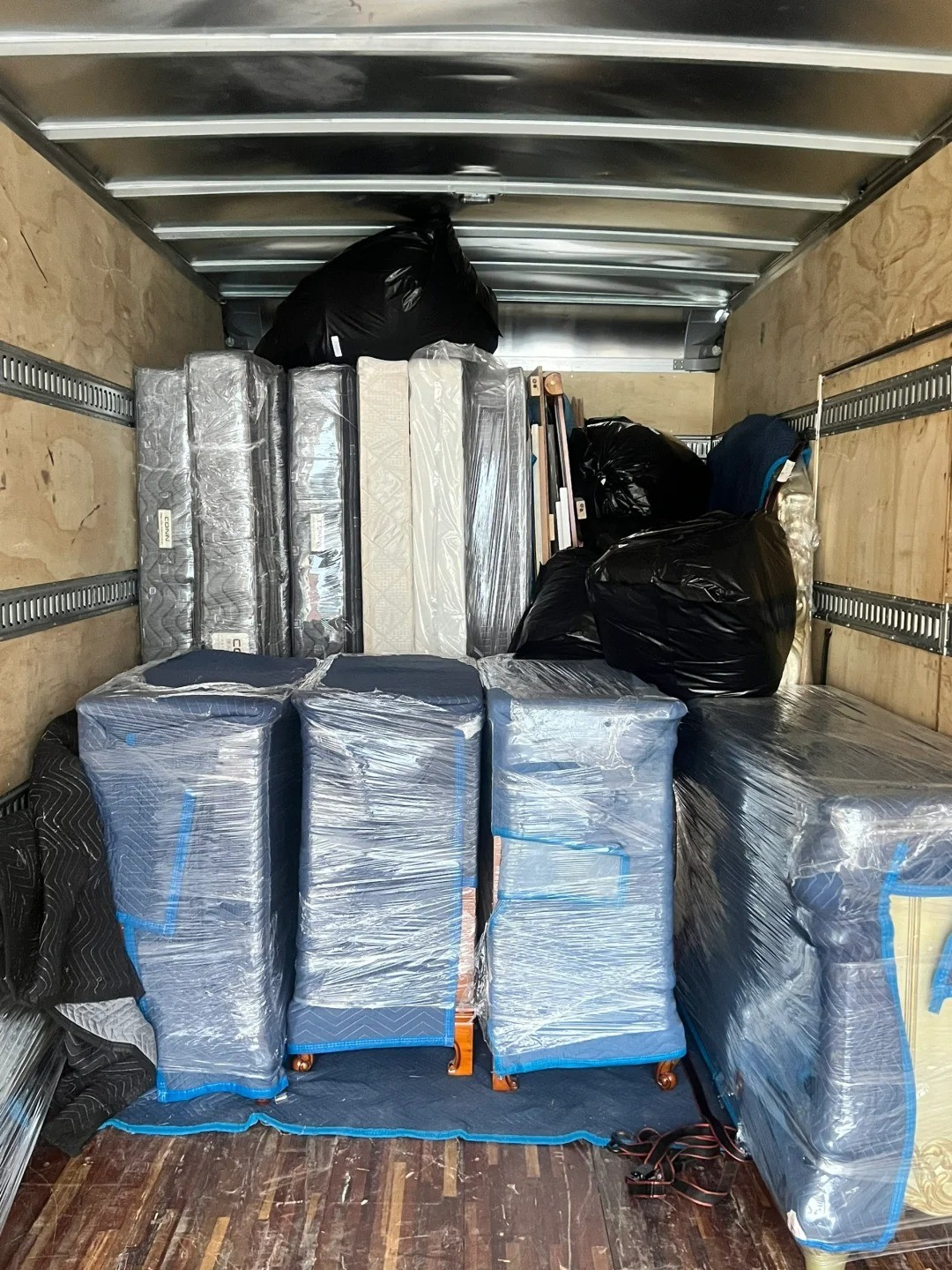 红双喜专业搬家团队，正规政府注册，百万商业全险！全五星好评！靠谱！