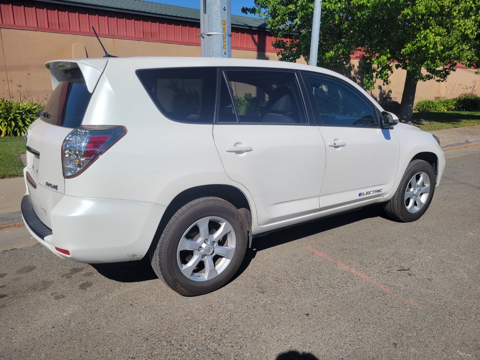 冷暖气好，皮椅，有导航系统，通过排烟验查。