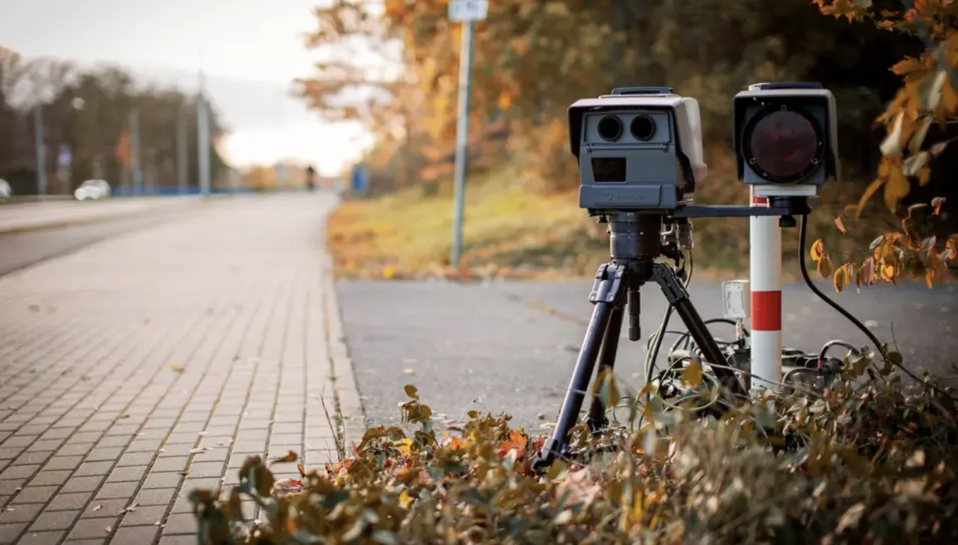 别再被“超速10%没事”误导！纽约州明确规定：超速1英里也违法
