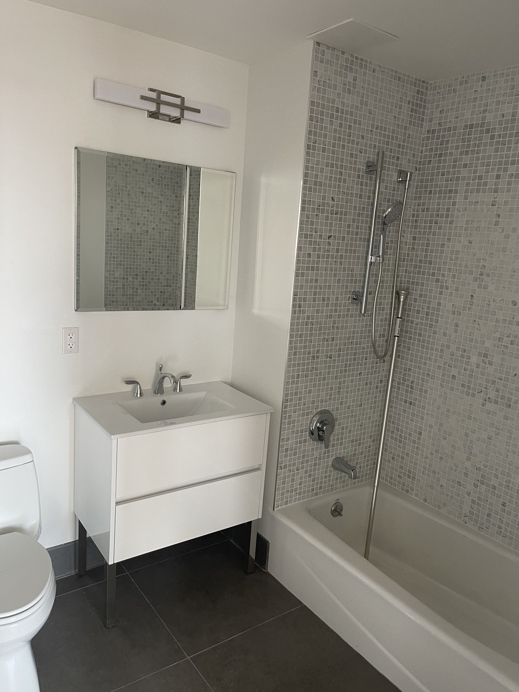 南通德胜装修公司 · 纽约装修师傅 内外装修 水泥车道和人行道，外墙勾缝，砌砖，地面铺石转，免费估价